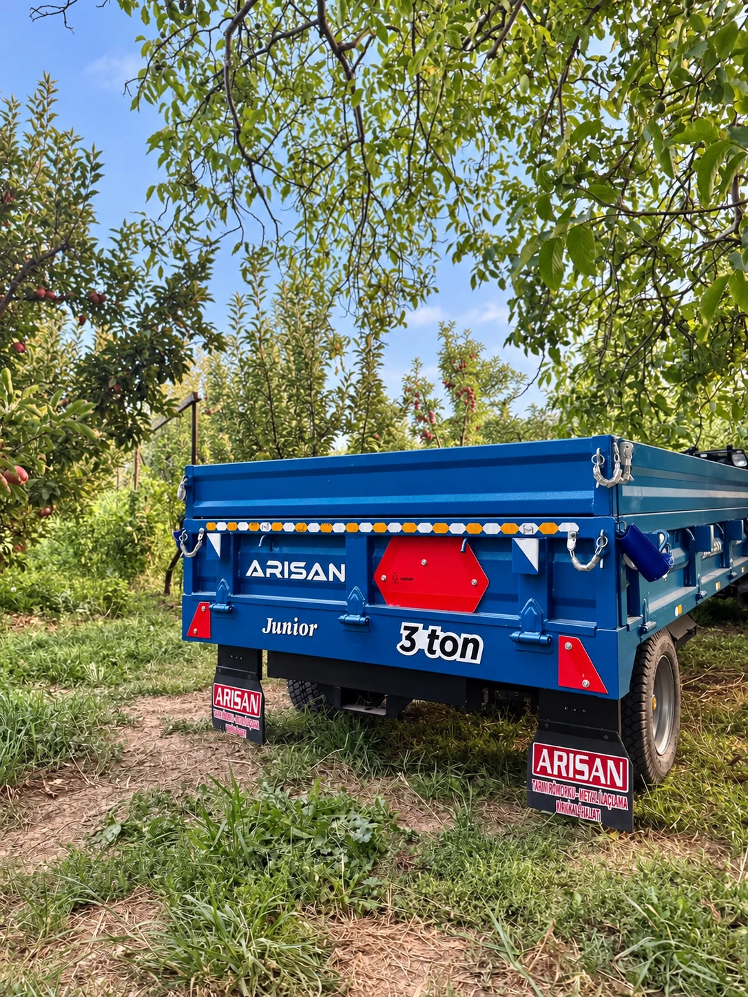 Mavi Arısan Junior 3 ton römork, bahçede